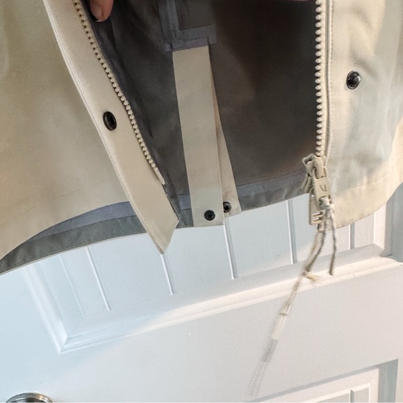 NWT Vuori Women's Tuuli Rain Jacket - Bone - Picture 10 of 13